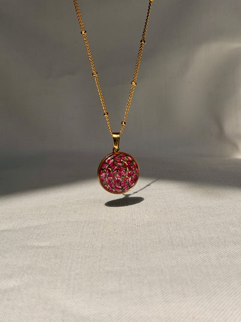 Gold plated hanger met echte heidebloem in donkerroze en lichtroze tinten