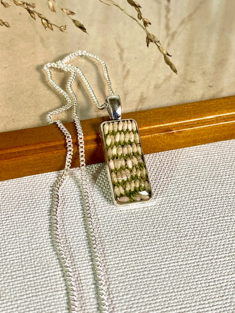 Witte heide in zilverkleurige hanger.