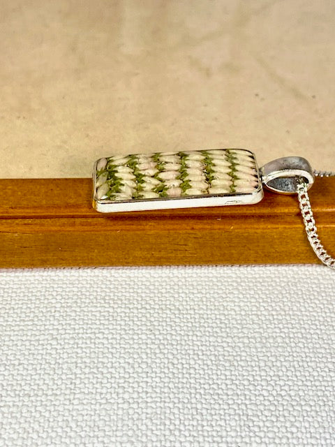Witte heide in zilverkleurige hanger.