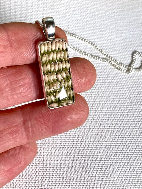 Witte heide in zilverkleurige hanger.