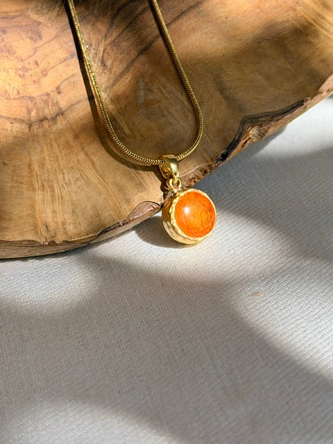 Kleine 22k vergulde hanger met echte oranje lampionplant