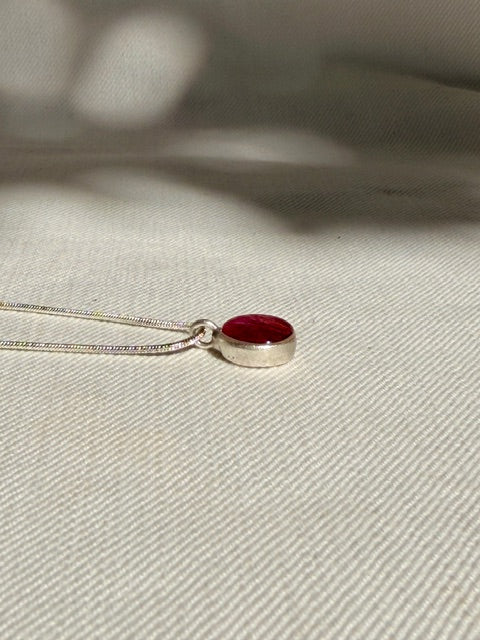 Ronde zilveren bloemhanger met echt roos in diep roze BeLeaf Art