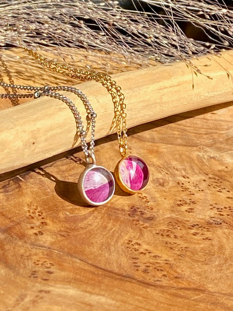 Gold plated (18k op brass) kettingen met geboortebloem roos.