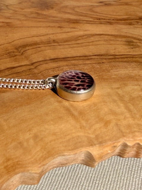 Handgemaakte hanger met roze blad detail