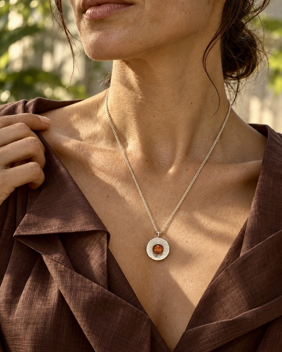 Verzilverde ronde hanger met oranje bloemblad - 25 mm