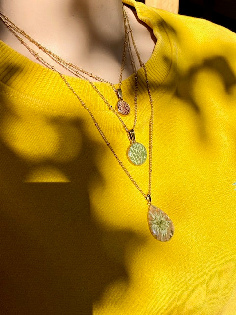 Drop pendant with clover flower
