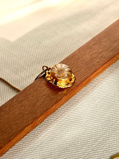 Minimalistische goiuden botanische hanger met bloem detail van BeLeaf Art