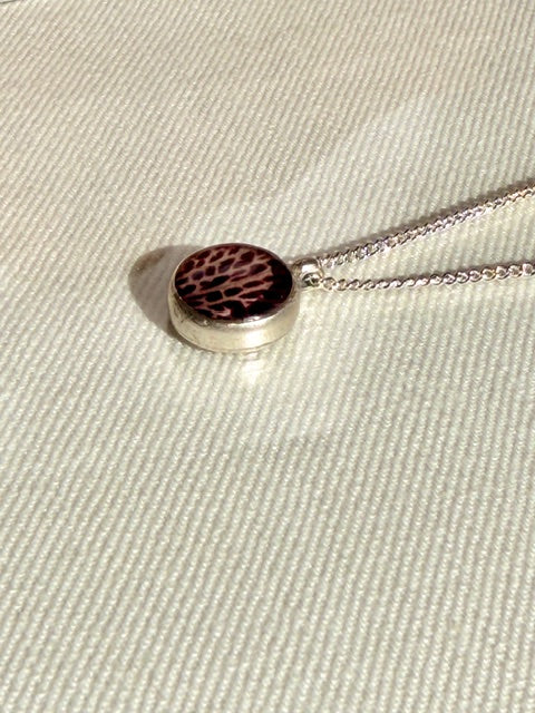 Kleine bloemhanger met echt azalea blad in zilver
