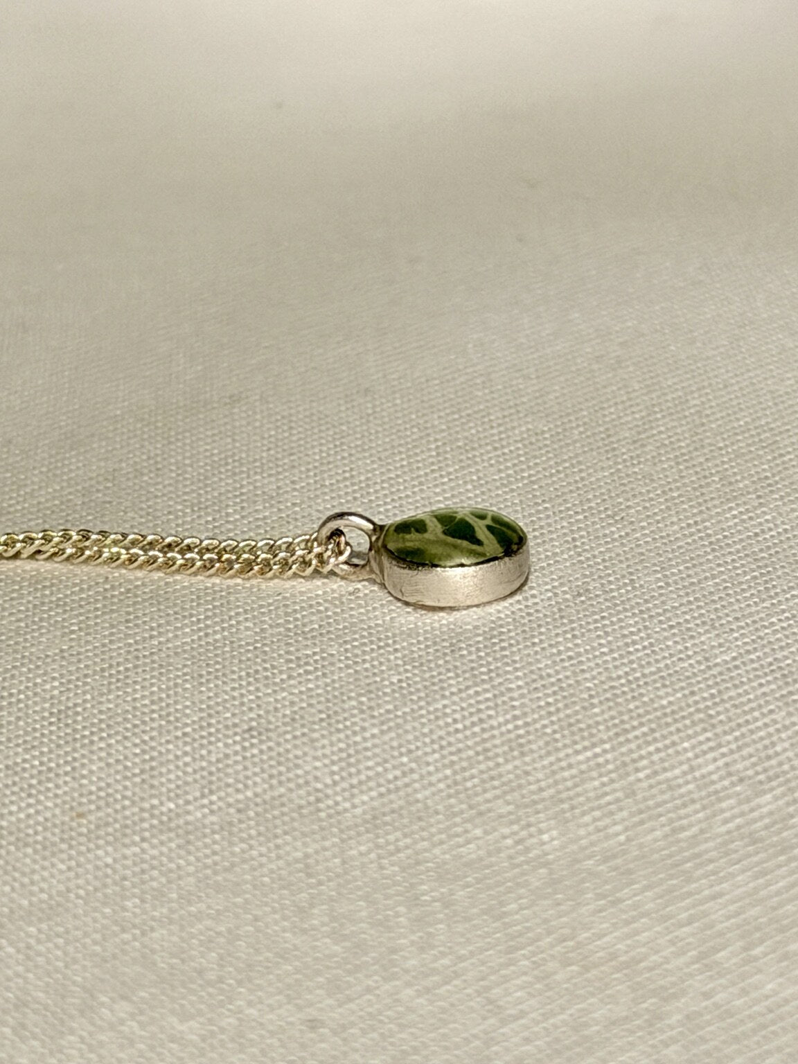 Handgemaakte mini hanger met echt groen mozaïekplantblad