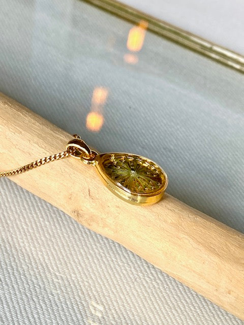 Druppelhanger met karwijselie | 22k verguld