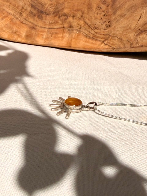 Botanisch sieraad met echt zonnebloemblaadje in verzilverde zonvormige hanger