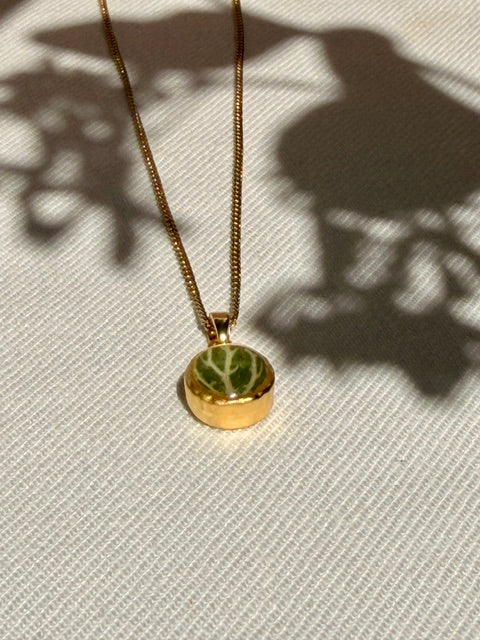 Uniek natuursieraad met fittonia blad met nerven in 22k vergulde hanger