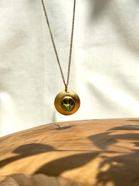 Gehamerde 22k vergulde hanger met groen blad | 22 mm