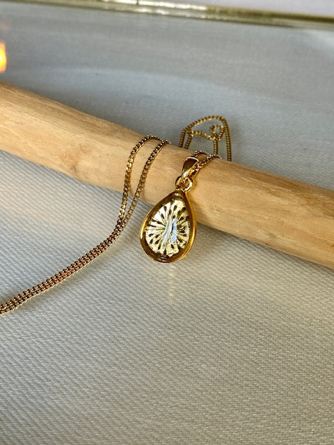 Druppelhanger met karwijselie | 22k verguld