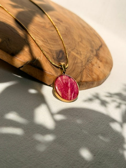BeLeaf Art gouden hanger met echt tweekleurig rozenblad en 18k vergulde ketting