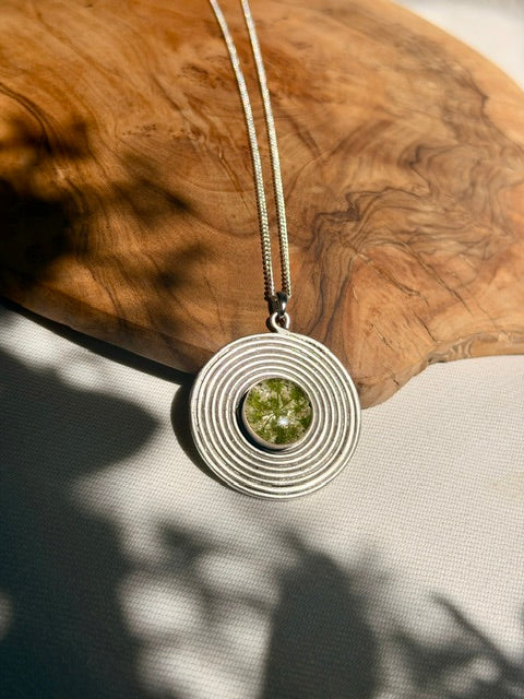 Botanische statement ketting met schermbloem en zilveren spiraal