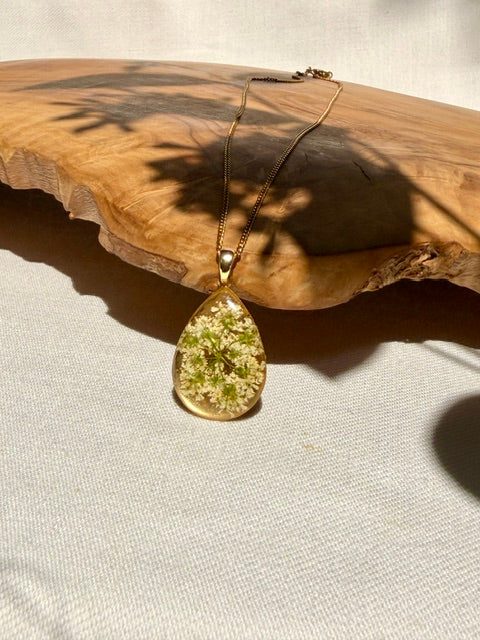 Goudkleurige druppelhanger met schermbloem | 18k gold plated