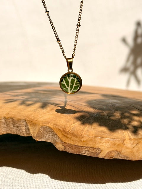 Goudkleurige hanger met echt Fittonia blad en lichte nerven van BeLeaf Art