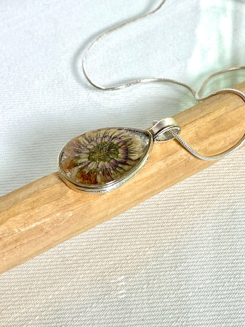 Zilverkleurige druppelhanger met echte witte klaverbloem