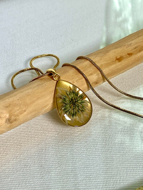 Gedroogde klaverbloem in gold plated druppelhanger