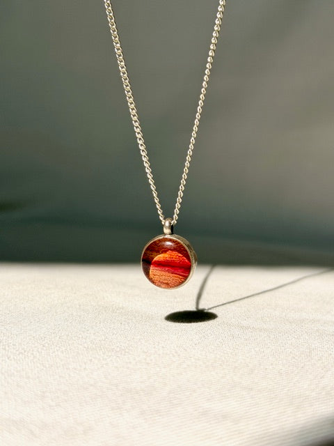 Tulpenblad in verzilverde ronde hanger -