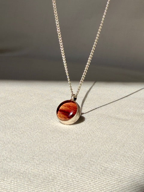 Tulpenblad in verzilverde ronde hanger -