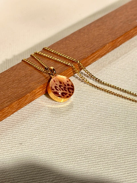 BeLeaf Art ronde 22k vergulde hanger met echt azaleablad in resin