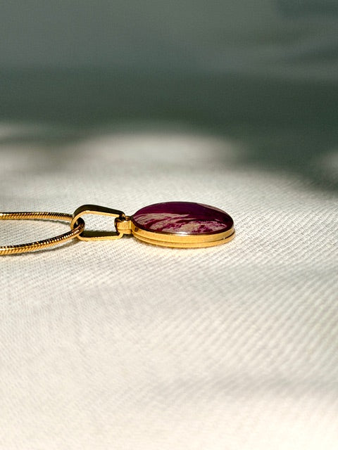 Gouden botanische  hanger met echt rozenblad in donker en licht roze van BeLeaf Art