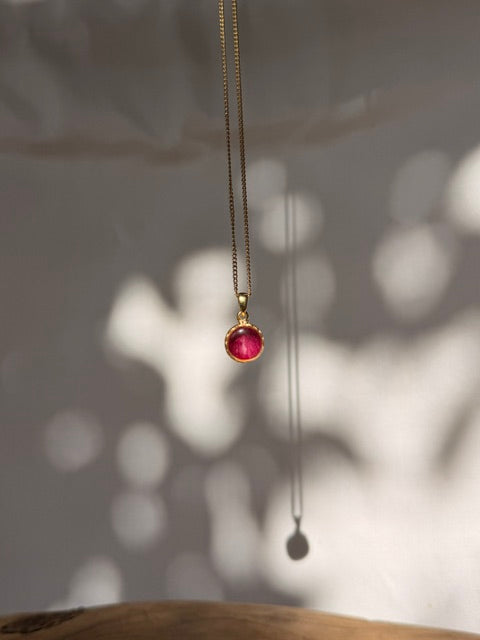 Hangertje met dieproze rozenblad - 22k verguld, 10mm