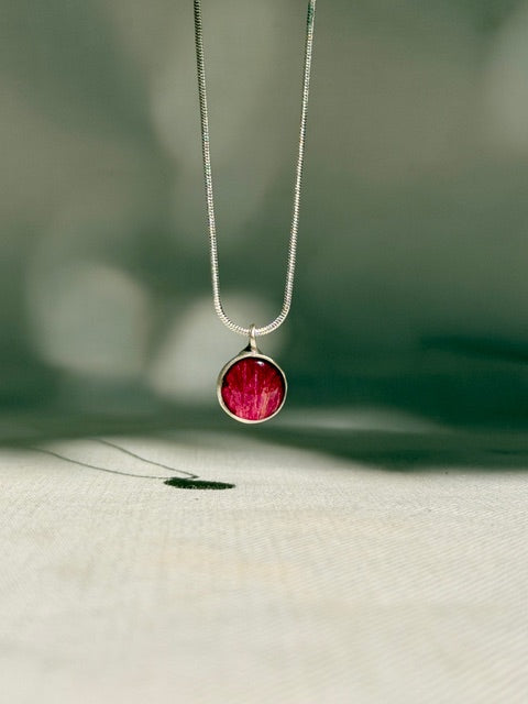 Ronde zilveren hanger met echt rozenblad in diep roze BeLeaf Art
