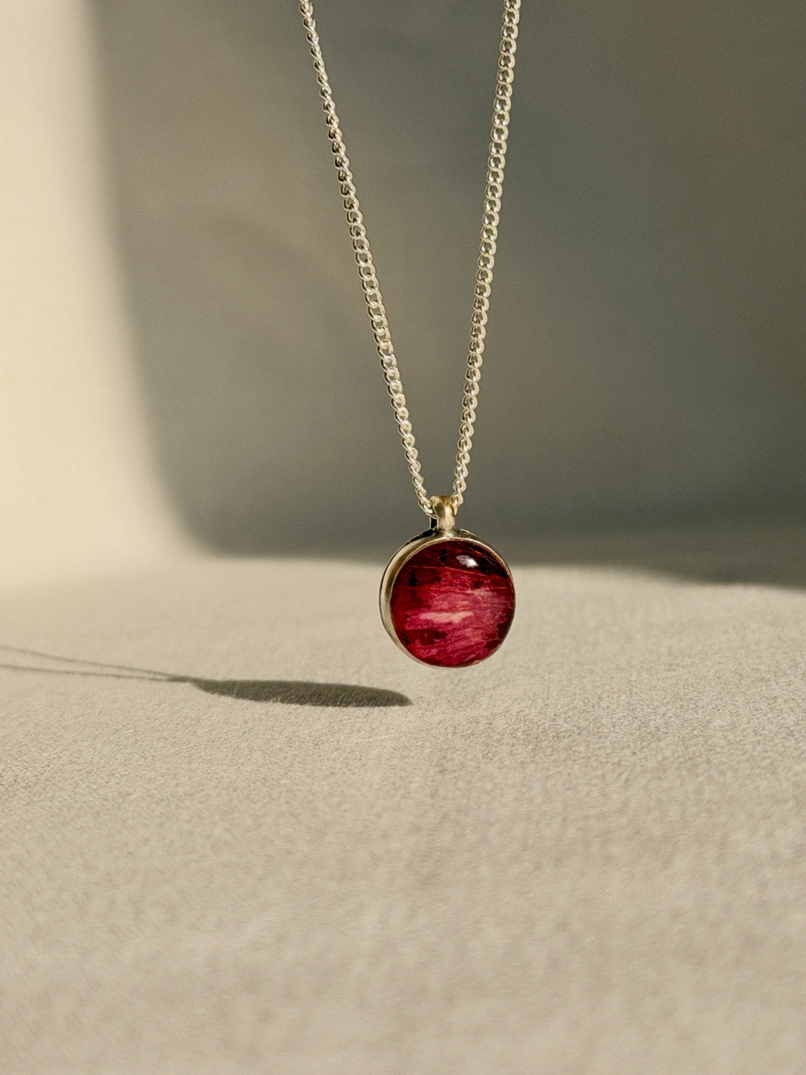 Botanische hanger met rozenblad aan een fijne zilveren ketting