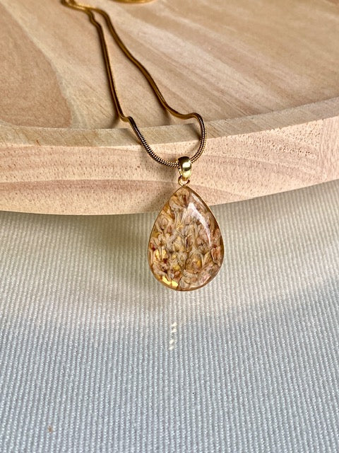 Bruidssluier in elegante gouden druppelhanger