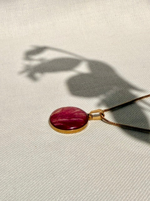 Handgemaakt natuursieraad van BeLeaf Art met echt roze rozenblad in gouden hanger