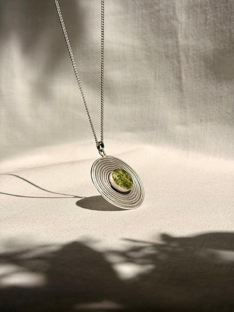 Grote ronde natuursieraad hanger met schermbloem en 925 zilveren ketting