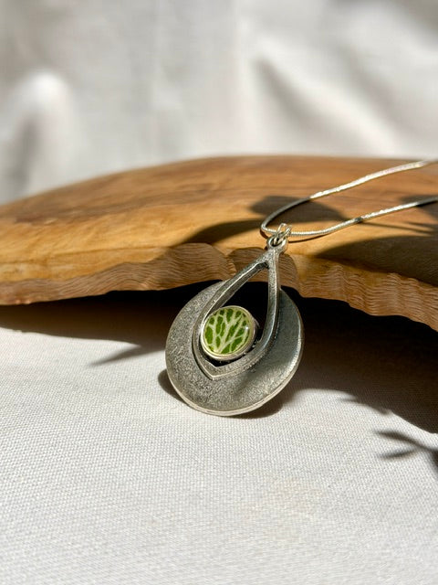 Zilverkleurige hanger met Fittonia blad in heldere hars