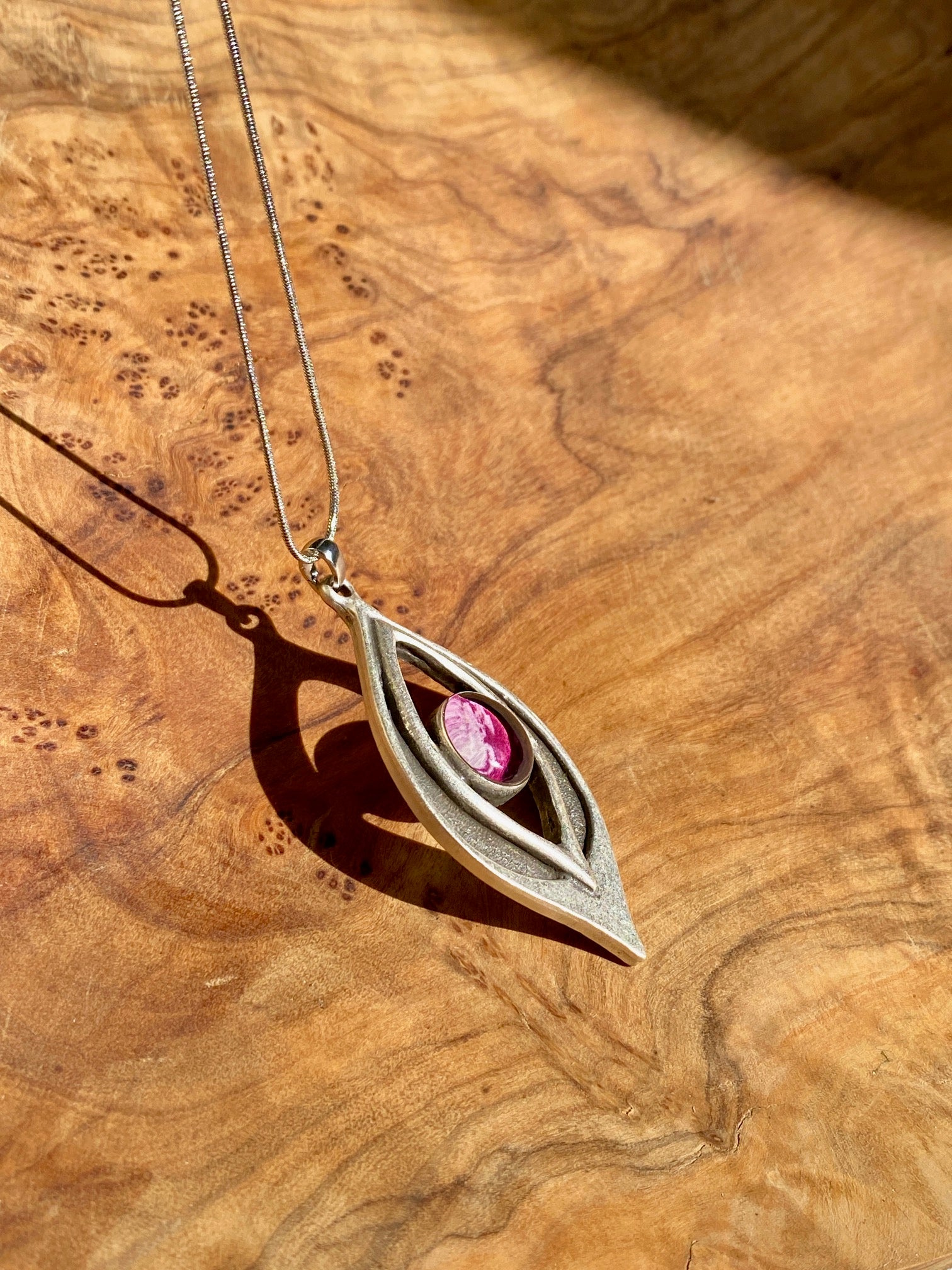 prachtige botanische verzilverde hanger met echt rozenblad