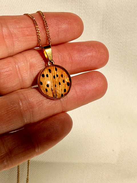 Detailfoto handgemaakte botanische hanger met resin