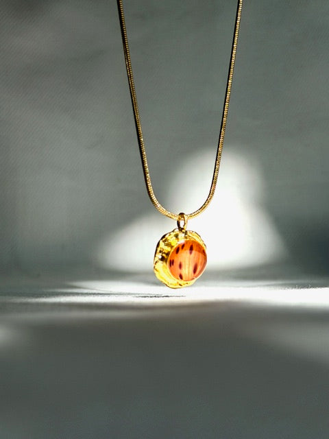 Gouden hanger, 22k verguld,  met oranje tijgerlelie detail gegoten in resin, hars BeLeaf Art