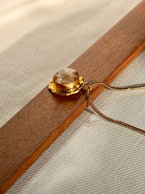 gouden hanger met mini madeliefje in resin detail van BeLeaf Art