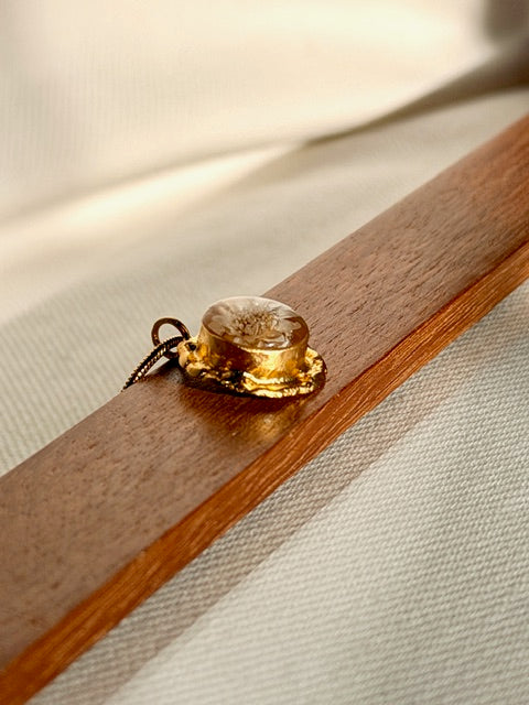 Minimalistische gouden hanger met echt wit bloemetje van BeLeaf Art