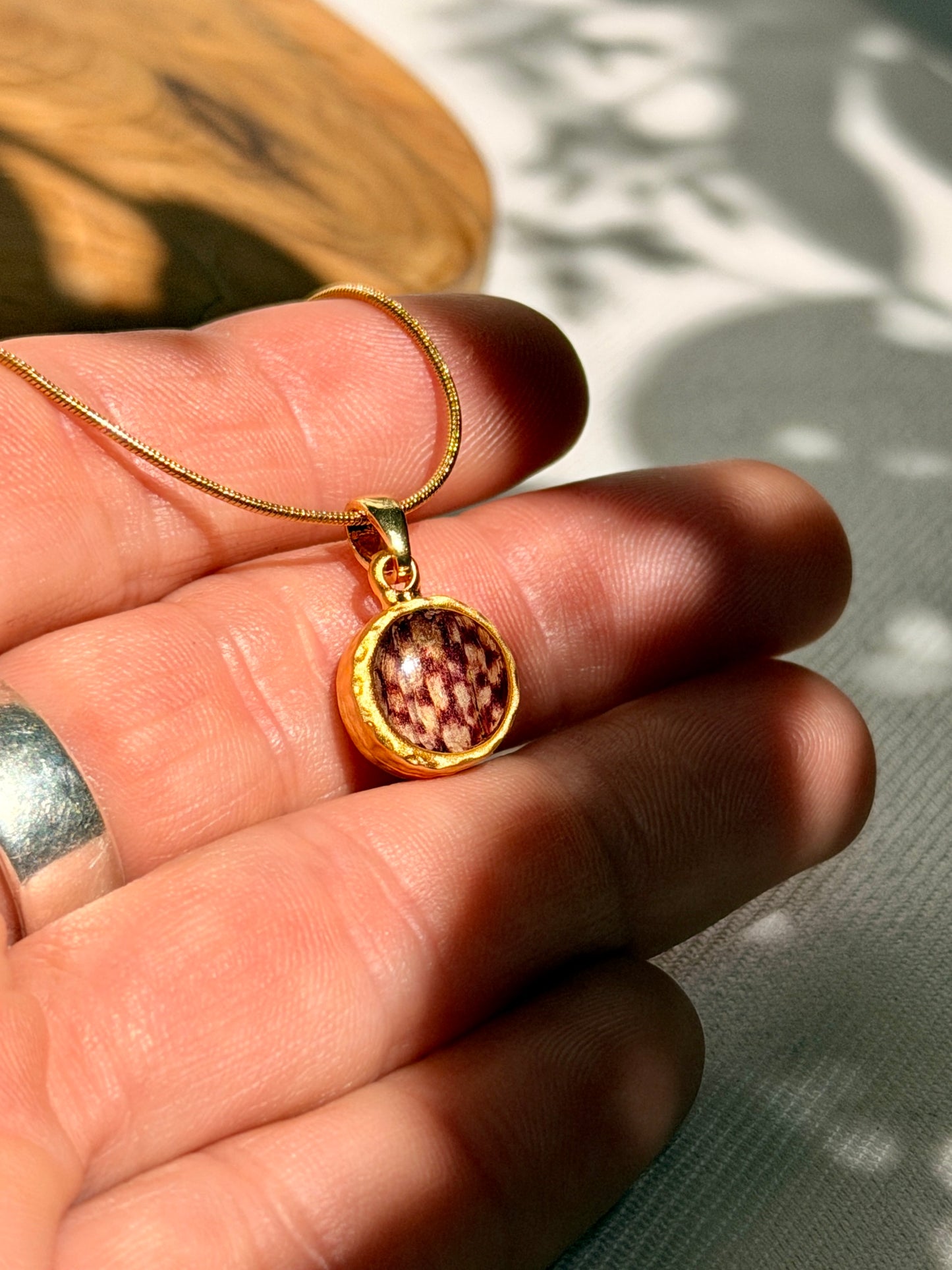 Botanische ketting met kievitsbloem in een 22k vergulde hanger van 10 mm