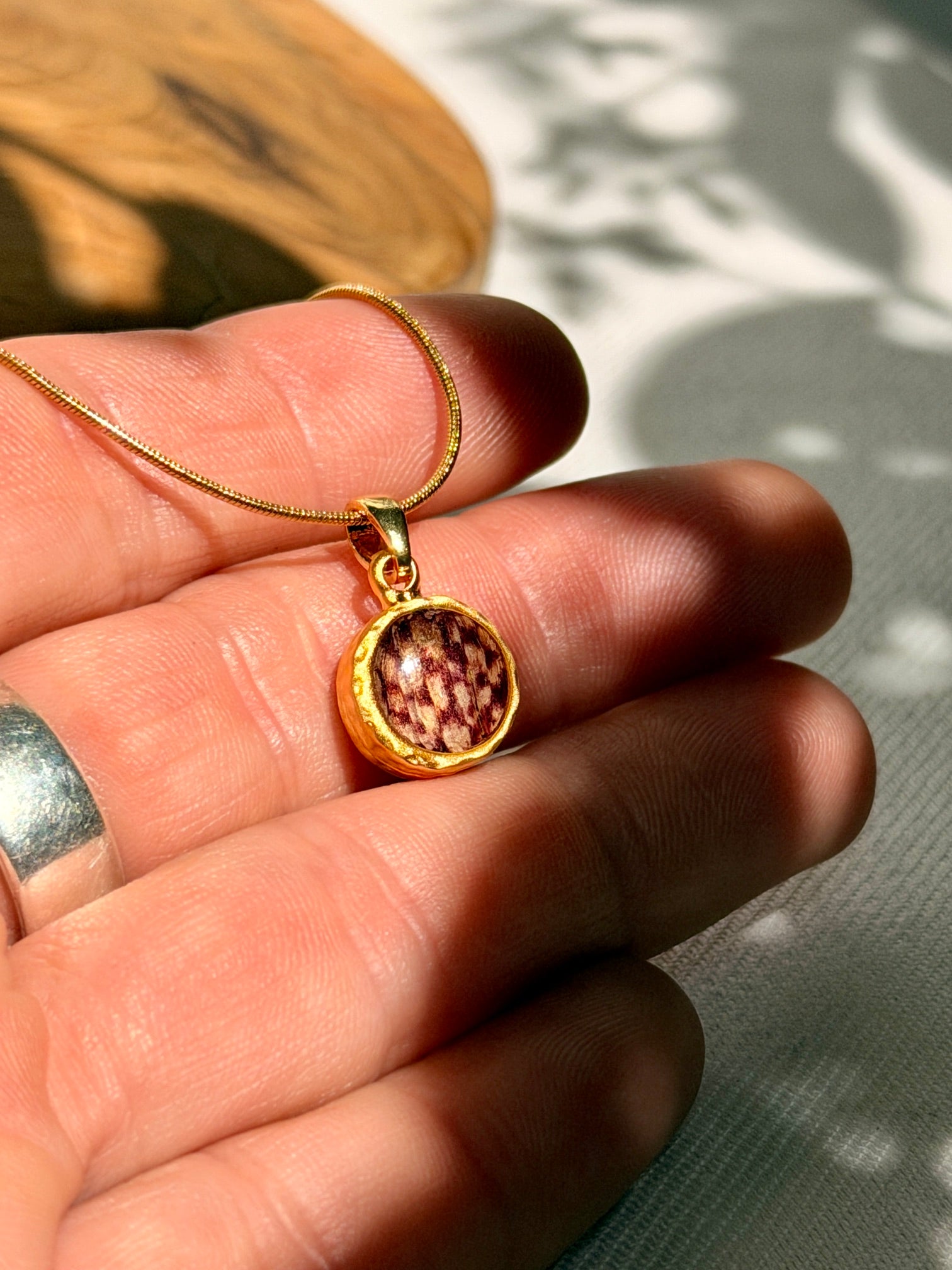 Botanische ketting met kievitsbloem in een 22k vergulde hanger van 10 mm
