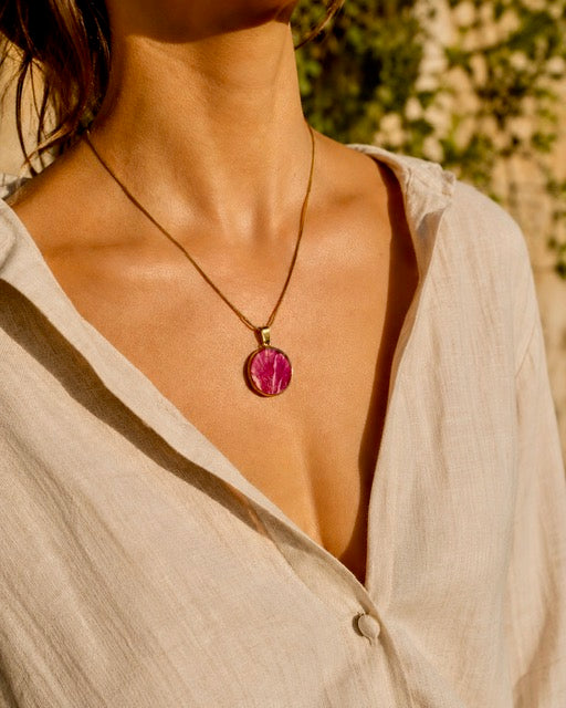 Sieraad met echte bloem van BeLeaf Art, roze rozenblad in ronde hanger