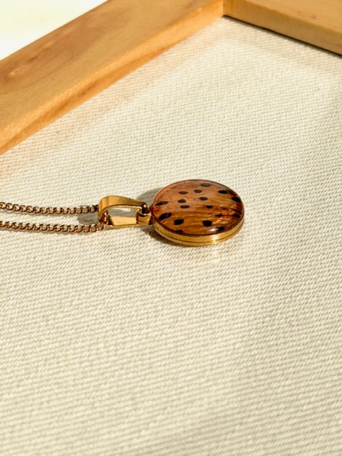 Close-up tijgerlelie hanger met zwarte stippen en nerven botanisch sieraad BeLeaf Art