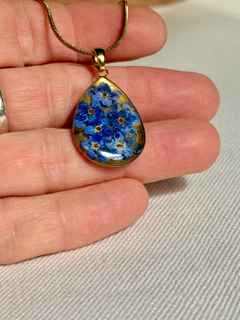 Druppelhanger met echte blauwe vergeet-me-nietjes in resin, epoxyhars van BeLeaf Art