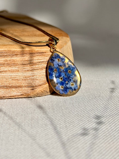 Druppelhanger goud met echte blauwe vergeet-me-nietjes in resin, epoxyhars van BeLeaf Art
