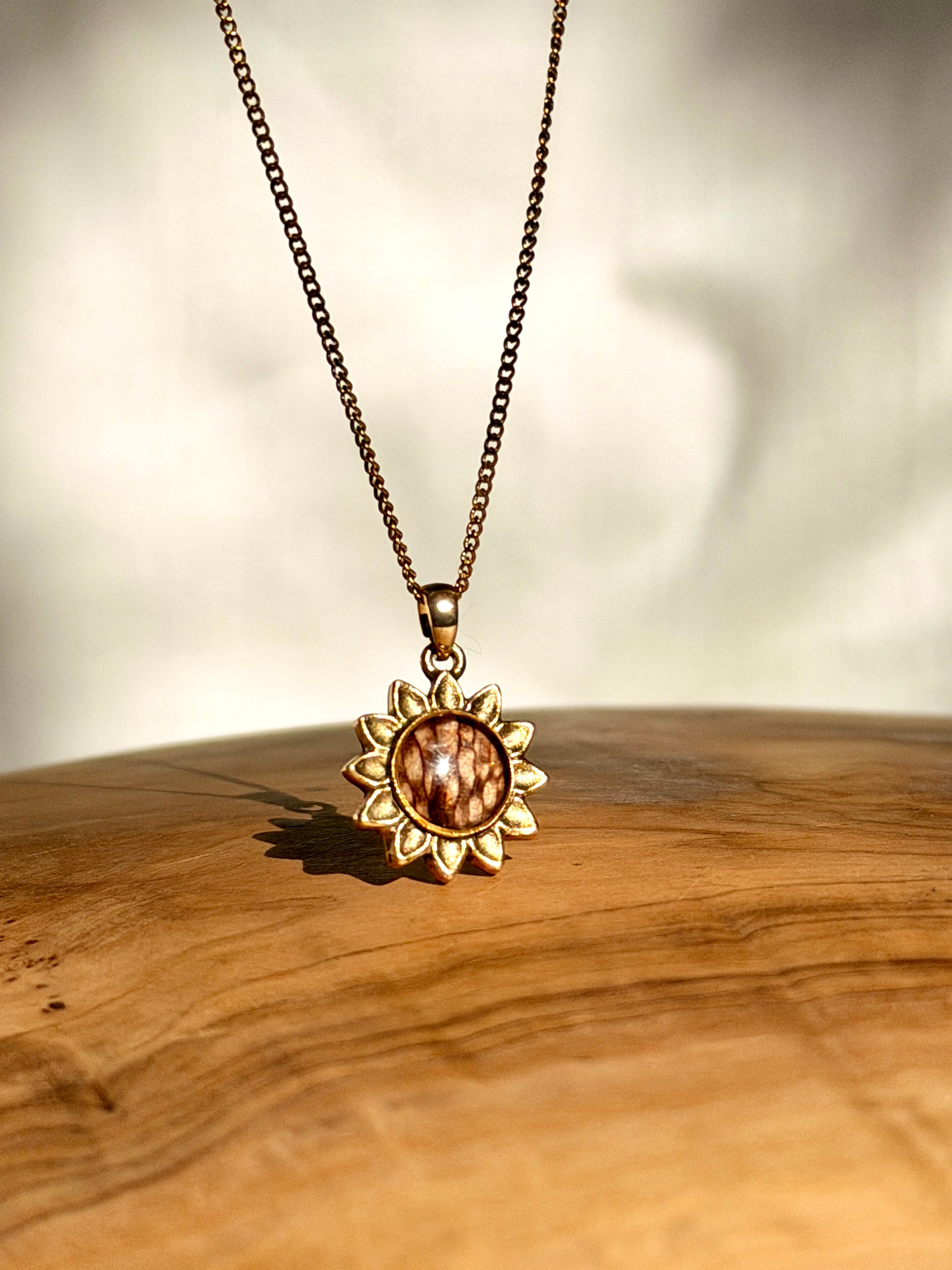 Vergulde bloem hanger met  echte kievitsbloem van BeLeaf Art