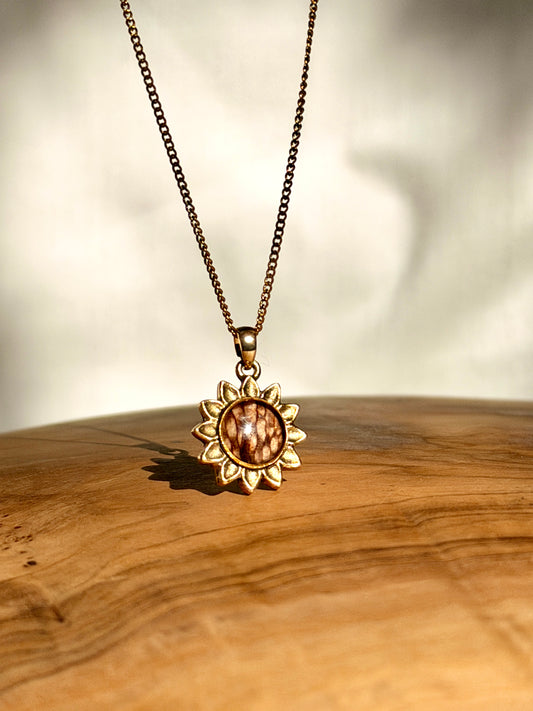 Vergulde bloem hanger met  echte kievitsbloem van BeLeaf Art