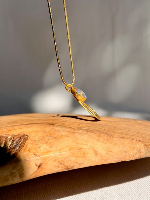 handgemaakte hanger met echt bloemdetail blauw BeLeaf Art