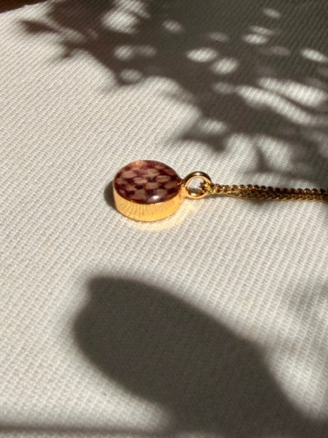 Ketting met kievitsbloem in 22k vergulde hanger uit Amsterdam